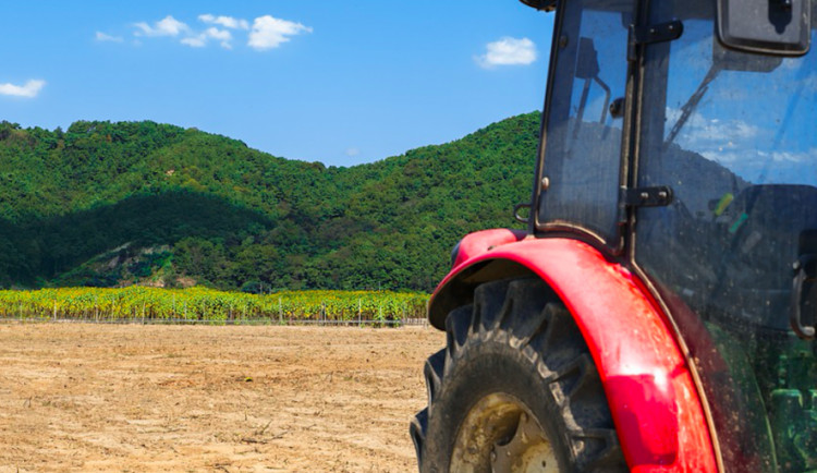 Sedmasedmdesátiletý senior zemřel poté, co se převrátil s traktorem na louce