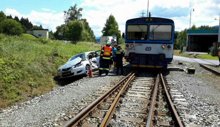 Vlak se dnes odpoledne srazil s autem, jedna osoba byla zraněna
