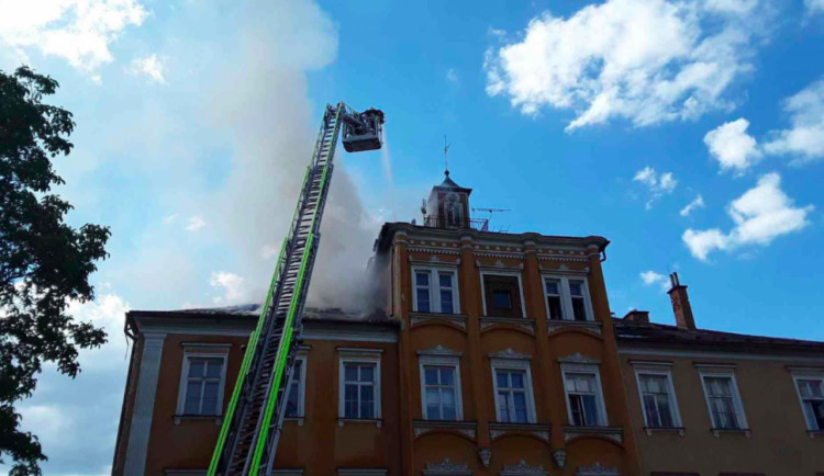 Hasiči zasahují u požáru bývalého zámečku v Třemešku, škoda je odhadována na jeden milion korun