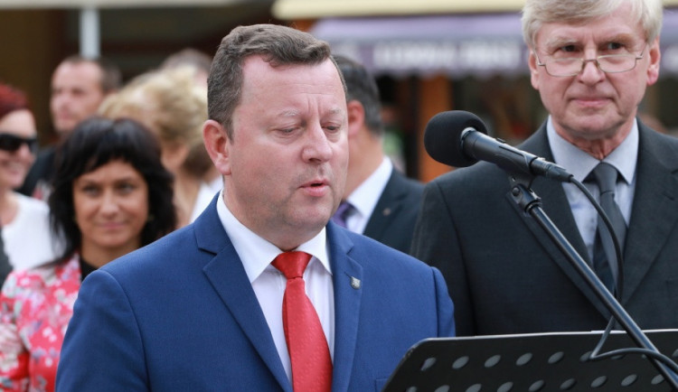 Antonín Staněk se až do komunálních voleb primátorského křesla nevzdá. Plat dá prý na charitu