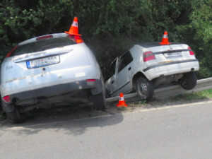 Sedmašedesátiletý řidič přejel se svým autem do protisměru, střetl se s projíždějícím vozidlem