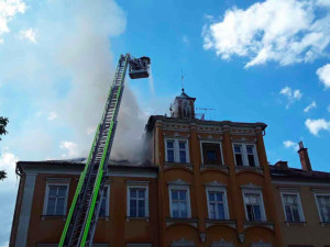 Hasiči zasahují u požáru bývalého zámečku v Třemešku, škoda je odhadována na jeden milion korun