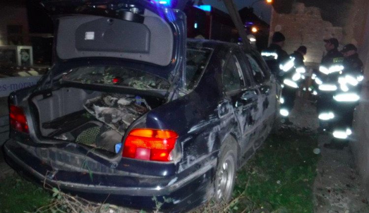 Auto narazilo do zdi rodinného domu, pět lidí ve vozidle se zranilo
