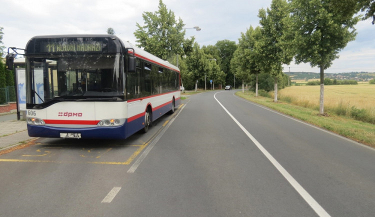 Řidič jedenáctky musel prudce zabrzdit kvůli bezohlednému řidiči, v autobuse se zranila cestující
