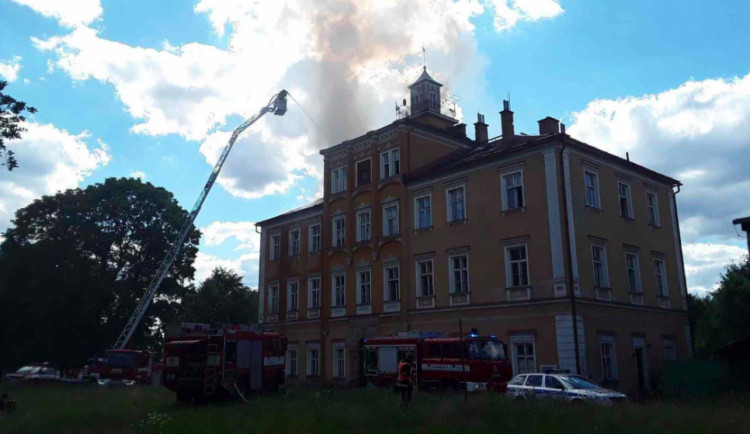 Požár zámku v Třemešku policisté vyšetřují jako poškození cizí věci
