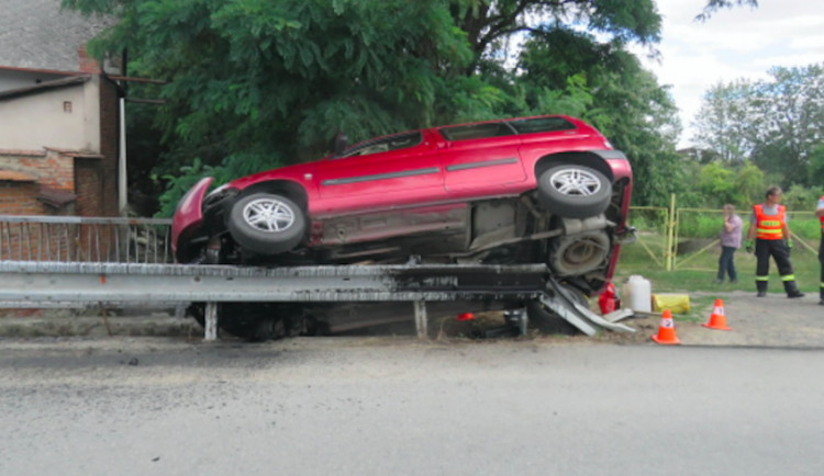 Řidič se při jízdě autem snažil zachránit jídlo v převrhnutém jídlonosiči, skončil na svodidlech