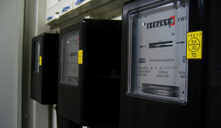 Většina Čechů si letos připlatí za elektřinu