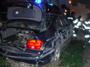 Auto narazilo do zdi rodinného domu, pět lidí ve vozidle se zranilo