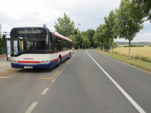 Řidič jedenáctky musel prudce zabrzdit kvůli bezohlednému řidiči, v autobuse se zranila cestující