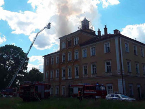 Požár zámku v Třemešku policisté vyšetřují jako poškození cizí věci