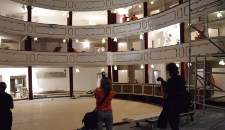 Moravské divadlo Olomouc přes prázdniny opraví několik let nefunkční propadlo a strop orchestřiště
