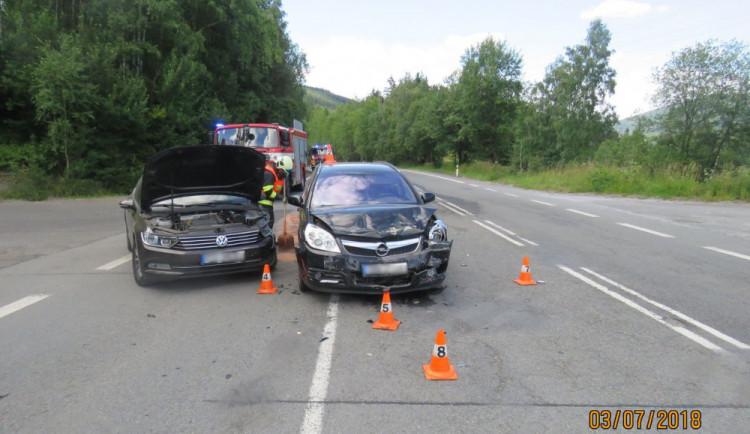 Řidička nedala přednost autu na hlavní silnici, výsledkem je škoda za 160 tisíc a jedna zraněná osoba