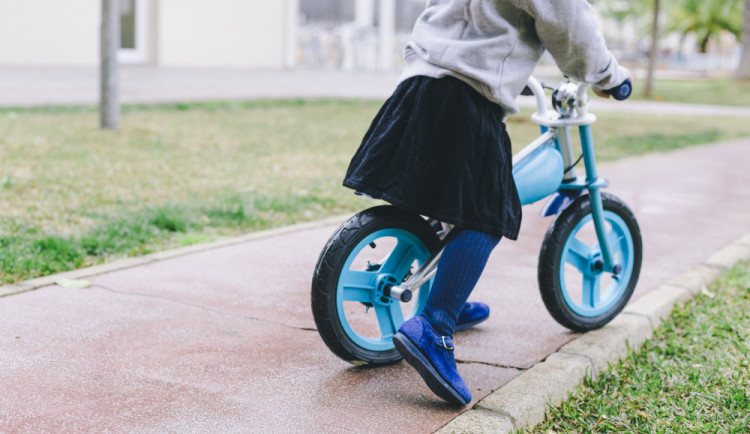 Řidič při couvání přehlédl pětiletou holčičku na kole, ta narazila do auta