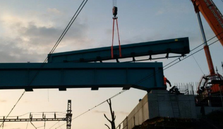 Další most na trati Přerov - Bohumín půjde k zemi v noci na 15. července