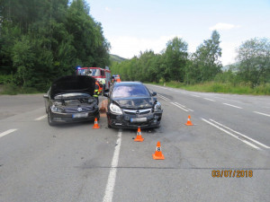 Řidička nedala přednost autu na hlavní silnici, výsledkem je škoda za 160 tisíc a jedna zraněná osoba