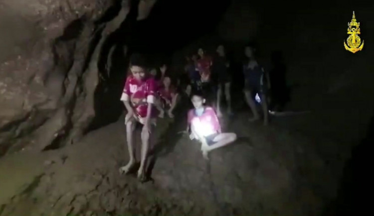Chlapcům uvězněným v zaplaveném jeskynním komplexu v Thajsku by mohly pomoci i čerpadla ze Sigmy Lutín