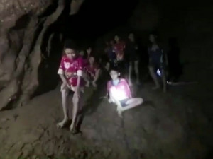 Chlapcům uvězněným v zaplaveném jeskynním komplexu v Thajsku by mohly pomoci i čerpadla ze Sigmy Lutín
