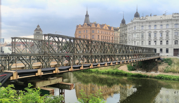 FOTO: Kompletně uzavřený most v Komenského ulici nahradila provizorní lávka