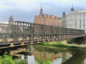 FOTO: Kompletně uzavřený most v Komenského ulici nahradila provizorní lávka