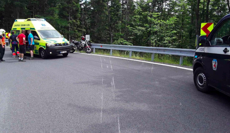V sobotu bourali v serpentinách u Červenohorského sedla hned dva motorkáři. Pro jednoho letěl vrtulník