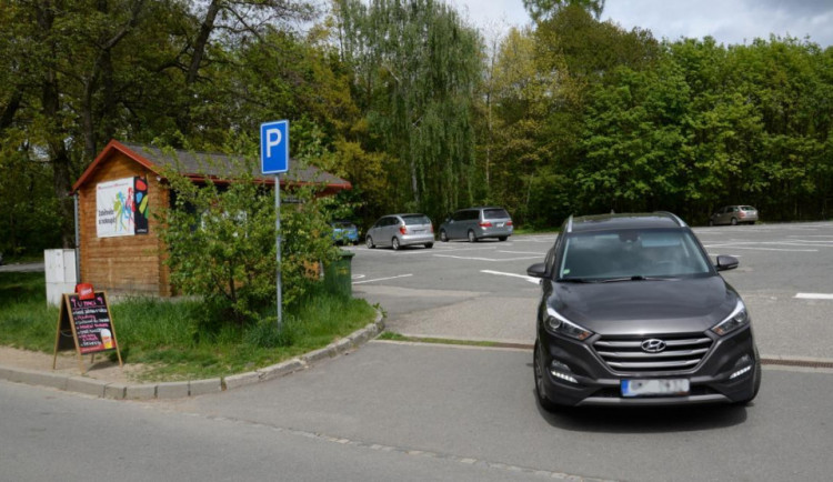 Parkoviště u zoo na Svatém Kopečku bylo mimo provoz, obnovili zde značení