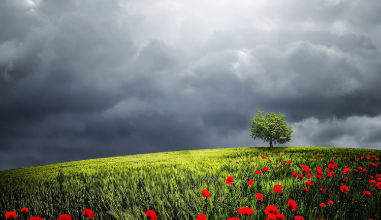 POČASÍ NA ÚTERÝ: Oblačno až zataženo a šestadvacet stupňů