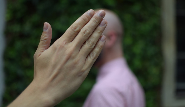 Řidič autobusu se zeptal dvojice cestujících, zdali mají platné jízdenky. Následovaly nadávky, padla i facka