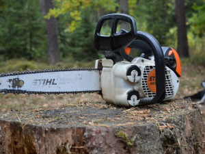 Muž při kácení smrku nezvládl motorovou pilu. Pořezaný skončil v nemocnici
