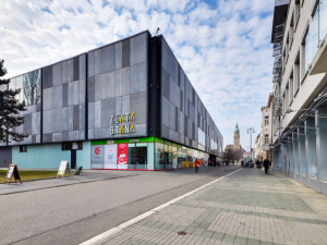 Zloděj se vloupal do galerie Zlatá Brána, kradl v trafice i stříbrnictví