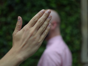 Řidič autobusu se zeptal dvojice cestujících, zdali mají platné jízdenky. Následovaly nadávky, padla i facka