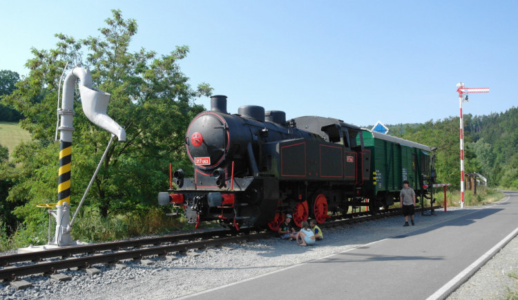 Nadšenci ze Zábřehu opravili vysloužilý služební vagón, bude zdobit železniční skanzen v Lupěném