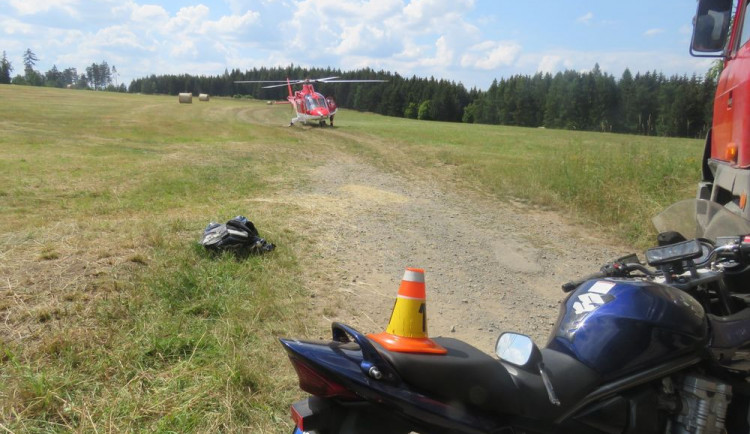 Motorkář jel do zatáčky příliš rychle a narazil do zadního kola náklaďáku. Letěl pro něj vrtulník