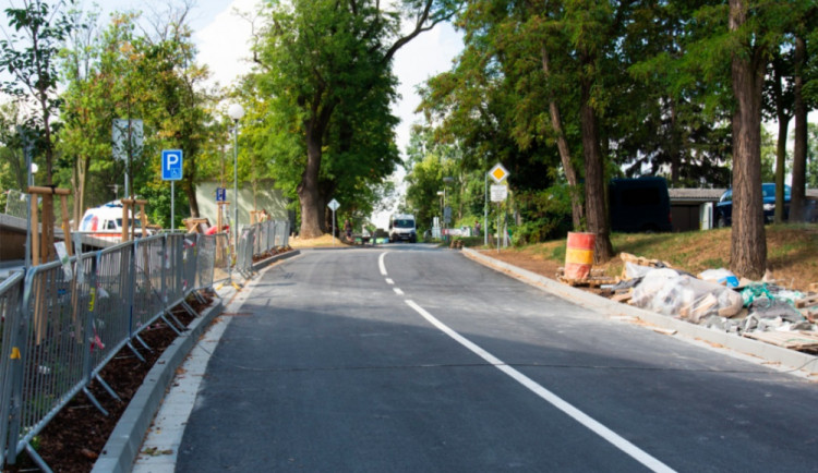 Na centrální parkoviště ve Fakultní nemocnici se dostanete po cestě i kolem novostavby II. interní kliniky