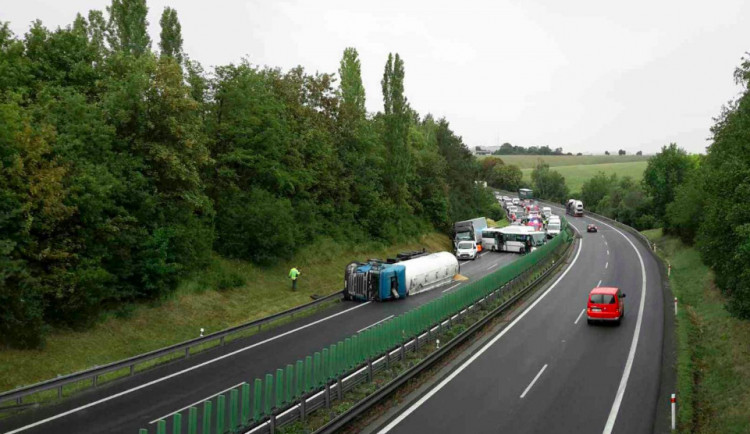 Dálnici D46 do Olomouce zablokovala nehoda cisterny, autobusu, dodávky a kamionu. Na místo musel vrtulník