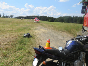 Motorkář jel do zatáčky příliš rychle a narazil do zadního kola náklaďáku. Letěl pro něj vrtulník