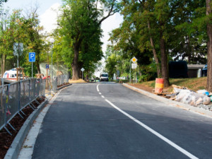 Na centrální parkoviště ve Fakultní nemocnici se dostanete po cestě i kolem novostavby II. interní kliniky
