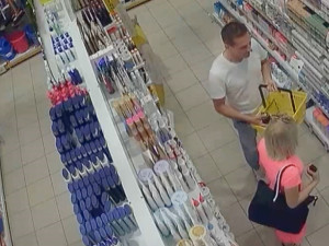VIDEO: Policie pátrá po trojici, která v Olomouci ukradla přípravky na opalování za více než pět tisíc