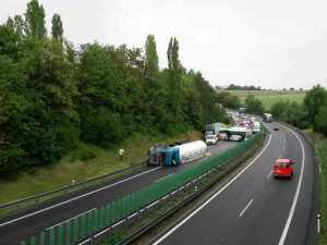Dálnici D46 do Olomouce zablokovala nehoda cisterny, autobusu, dodávky a kamionu. Na místo musel vrtulník