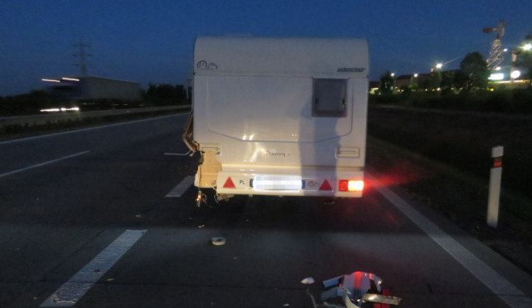 Policie pátrá po svědcích nehody, při které řidič narazil zezadu do karavanu a ujel
