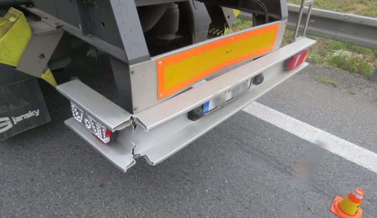 Řidič na dálnici nedobrzil a zezadu narazil do přívěsu náklaďáku. Pak ujel