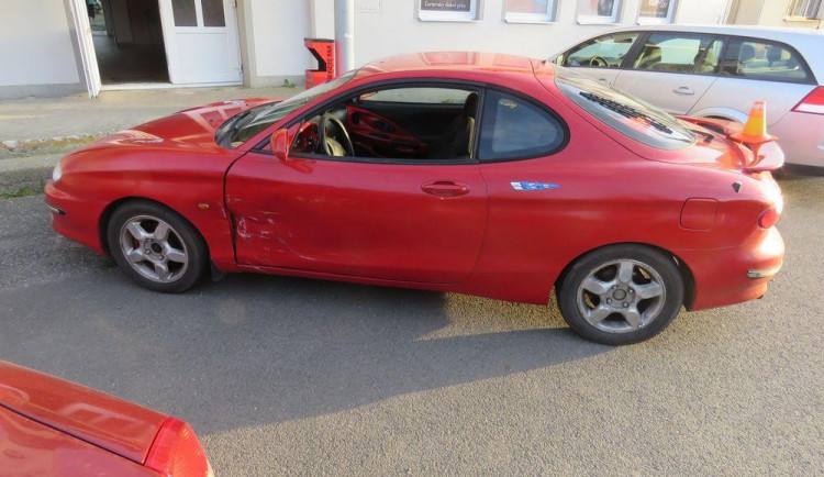 Policisté pátrají po řidiči osobního auta, který ujel od nehody, při které byl zraněn další řidič