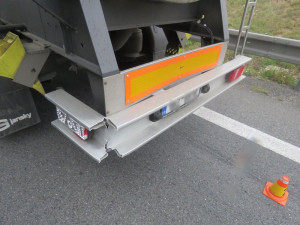 Řidič na dálnici nedobrzil a zezadu narazil do přívěsu náklaďáku. Pak ujel