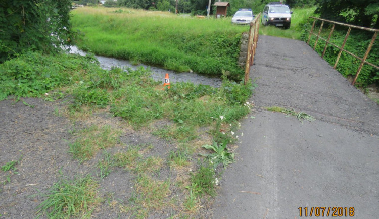 Silně podnapilý cyklista se netrefil na mostek, po pádu z dvoumetrové výšky skončil v potoku