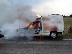U Medlova hořelo auto, kvůli závadě v motoru vzplálo za jízdy