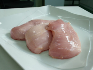 Testy ukázaly, že ve třech případech z jedenácti se v kuřecích prsních řízcích objevila salmonela
