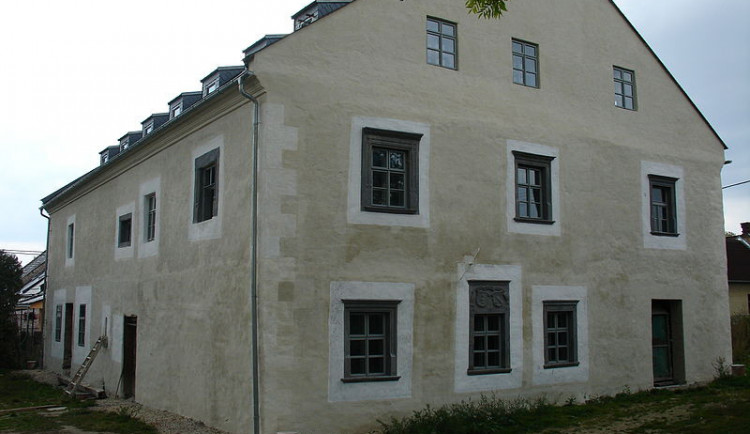 Tvrz v Podolí u Mohelnice se po letech podařilo opravit. Hrozila jí demolice