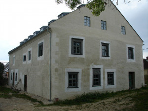 Tvrz v Podolí u Mohelnice se po letech podařilo opravit. Hrozila jí demolice