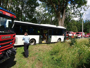 AKTUÁLNĚ: Na Olomoucku narazil autobus do stromu, zranilo se jedenáct lidí