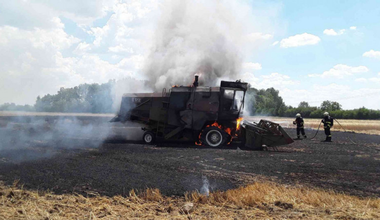 FOTO: Hasiči likvidovali požár kombajnu na poli, stroj kompletně shořel