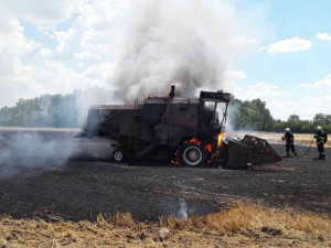 FOTO: Hasiči likvidovali požár kombajnu na poli, stroj kompletně shořel